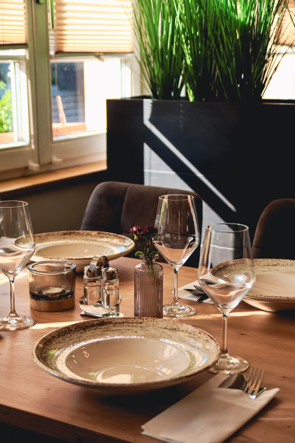 Gedeckter Tisch im Restaurant am Fenster